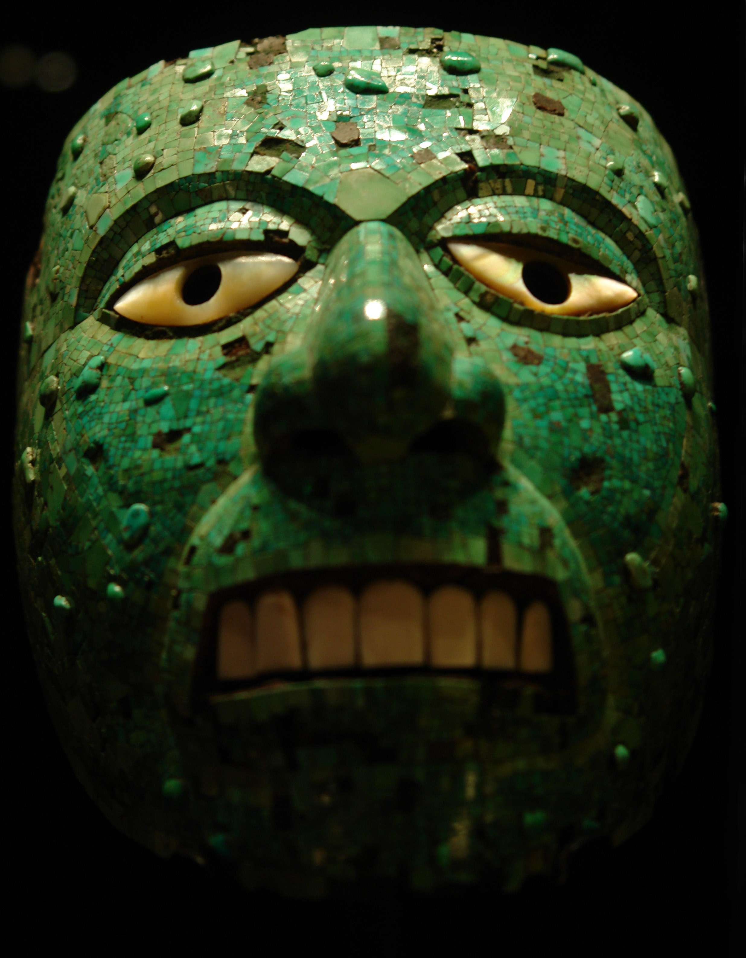 Μάσκα από τιρκουάζ του θεού της φωτιάς Σιουτεκούτλι, κατασκευής Αζτέκων ή Μιξτέκων. Βρετανικό Μουσείο, Λονδίνο.