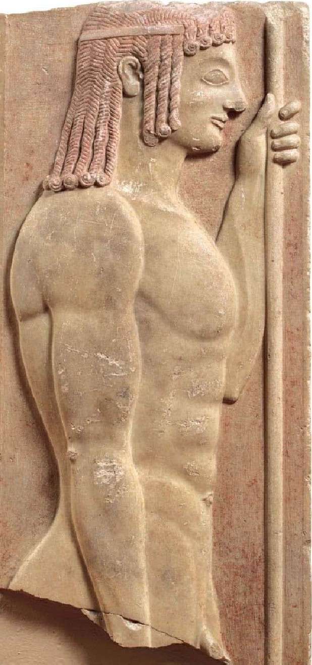 Τμήμα μεγάλης επιτύμβιας στήλης στην οποία εικονίζεται η μορφή ενός νέου ακοντιστή. Από την Αθήνα, 550-540 π.Χ. Εθνικό Αρχαιολογικό Μουσείο. Part of a large tombstone depicting the shape of a new sharpener. From Athens, 550-540 BC National Archaeological Museum.