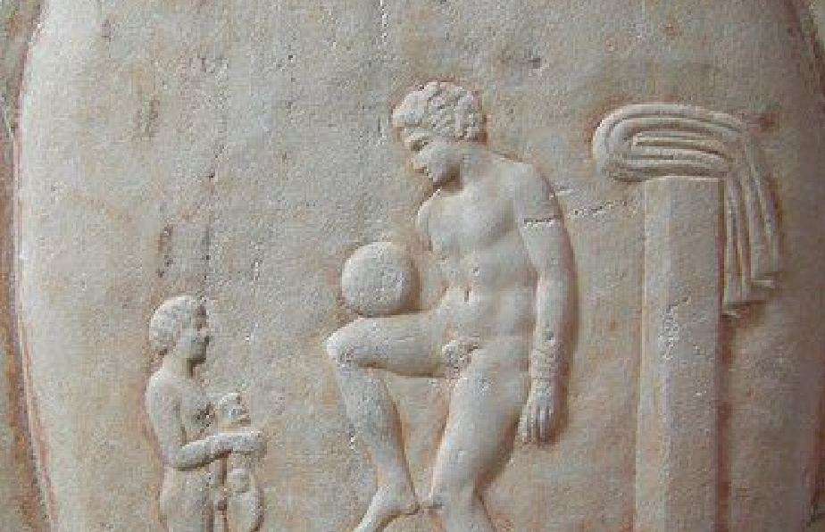 Μαρμάρινη εικόνα στην οποία απεικονίζεται ένας αρχαίος Έλληνας να ισορροπεί μία μπάλα με το πόδι του. Έκθεμα στο Εθνικό Αρχαιολογικό Μουσείο Αθηνών.