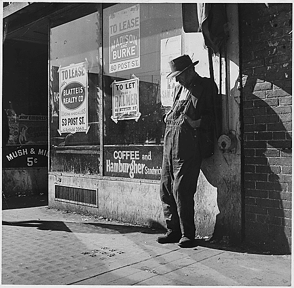 Ένας άνεργος άντρας στέκεται έξω από εγκαταλελειμμένο μαγαζί στο Σαν Φρανσίσκο, Καλιφόρνια, ΗΠΑ.