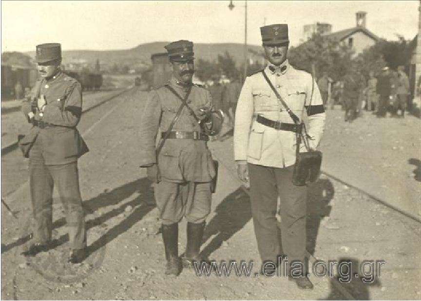 Έλληνες αξιωματικοί σε σιδηροδρομικό σταθμό. Μικρά Ασία. 1919-1920.
