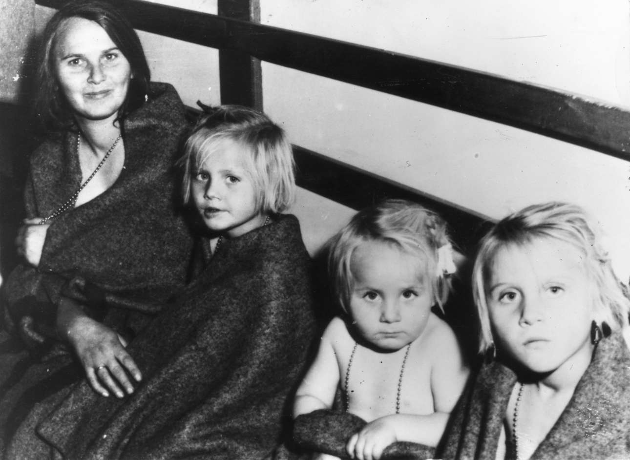 Η εξέγερση στην Ουγγαρία. O άντρας της χάθηκε στην εξέγερση. Η γυναίκα με τα τρία παιδιά της έχουν φθάσει στην Ελβετία. Περί τις 200.000 Ούγγροι διέφυγαν στη Δύση κατά την εισβολή των Σοβιετικών τον Νοέμβριο του 1956.