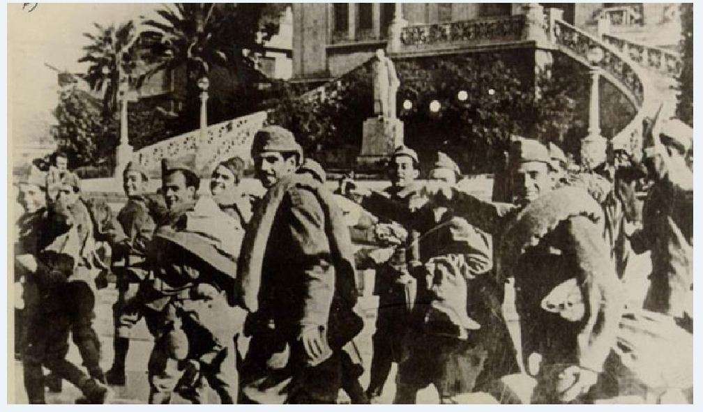 Ο εορτασμός της 28ης Οκτωβρίου έλαβε χώρα για πρώτη φορά το 1941 στην Κατοχή, μόλις ένα έτος από τη νικηφόρο επέλαση των ελληνικών στρατευμάτων, και δεν ήταν κάτι επιβεβλημένο, κατασκευασμένο άνωθεν. Τον εορτασμό καθιέρωσε αυθορμήτως ο ίδιος ο λαός.