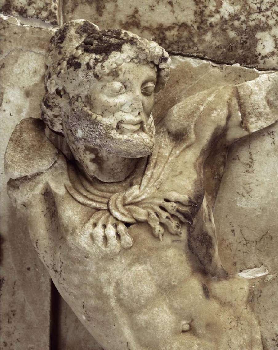 Θησαυρός των Αθηναίων (μεταξύ 510 και 480 π.Χ.). Λεπτομέρεια από την μετόπη· ο Ηρακλής Αρχαιολογικό Μουσείο Ολυμπίας. Treasure of the Athenians. Detail of the metope; Hercules. Archaeological Museum of Olympia.