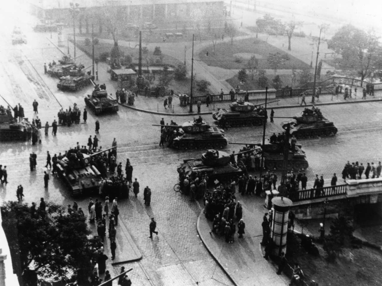 Η εξέγερση στην Ουγγαρία (1956). Σοβιετικά τεθωρακισμένα στο κέντρο της Βουδαπέστης. Για κάποιες μέρες είχε επικρατήσει η εσφαλμένη εντύπωση ότι οι Σοβιετικοί αποχωρούσαν. Τελικά στράφηκαν κατά των εξεγερμένων Ούγγρων. Οι νεκροί ξεπέρασαν τις 2.500. 