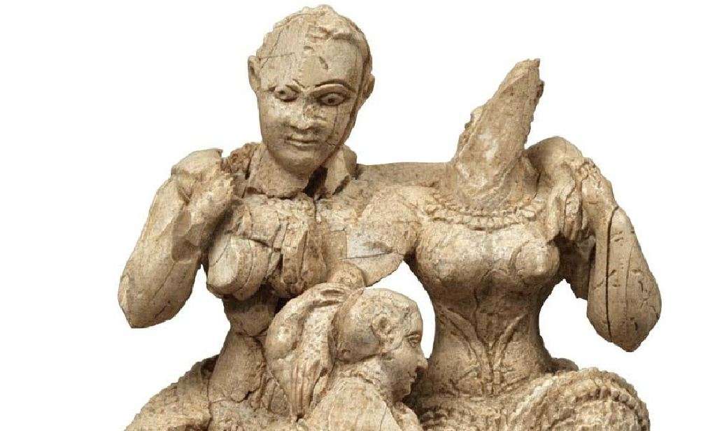 Ελεφάντινο ολόγλυφο σύμπλεγμα. Δύο γυμνόστηθες γυναίκες (θεότητες) κι ένας νεαρός θεός που ακουμπάει στα γόνατά τους, η λεγόμενη ελεφάντινη τριάδα. Ακρόπολη των Μυκηνών, περιοχή του ανακτόρου. 15ος-14ος αιώνας π.Χ. Μυκήνες. Εθνικό Αρχαιολογικό Μουσείο. Elephant oval complex. Two naked women (deities) and a young god leaning on their knees, the so-called elephant triad. Acropolis of Mycenae, area of the palace. 15th-14th century BC Mycenae. National Archaeological Museum.