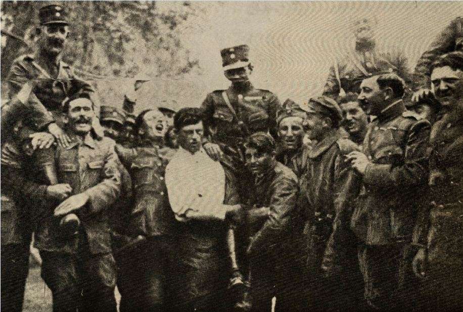 Μετά τη συντριβή των Τούρκων στο Τσεντίς Χαν από το 2ο Σύνταγμα Πεζικού και το 5/42 Τάγμα Ευζώνων (συνταγματάρχης Νικόλαος Πλαστήρας) Έλληνες στρατιώτες σηκώνουν στα χέρια τους διοικητές των Συνταγμάτων τους, το πρωί της 15ης Οκτωβρίου 1920.