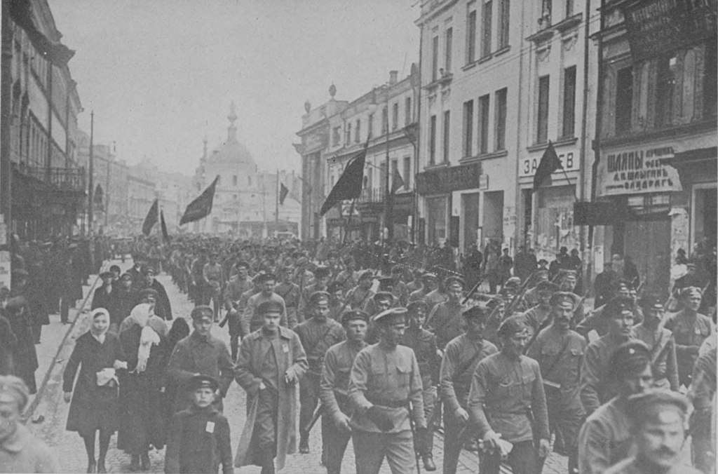 Mπολσεβίκoi κόκκινοι φρουροί σε πορεία διαμαρτυρίας το 1917 για την επιστράτευση 11 εκατομμυρίων χωρικών στα πλαίσια του Α΄ Παγκοσμίου Πολέμου.