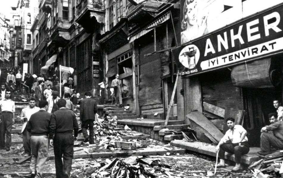 Ο μήνας Σεπτέμβριος είναι σημαδεμένος από την τραγική μνήμη της φρικιαστικής εκείνης νύχτας του ’55 στην Κωνσταντινούπολη. Βουβάθηκαν τα λόγια μας, τα δάκρυα στέρεψαν, οι πληγές έμειναν ανοικτές και πυορροούν.