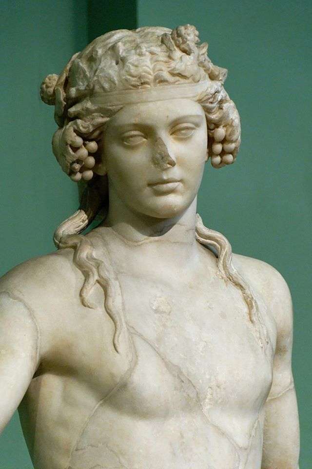 Διόνυσος. Γλυπτό του πεντελικού μαρμάρου από άγνωστο ρωμαίο καλλιτέχνη, αντίγραφο από μια σειρά από χαμένα ελληνιστικά πρωτότυπα. Βρέθηκε στο Horti Liciniani, Ρώμη. Μουσείο Καπιτωλίνα.