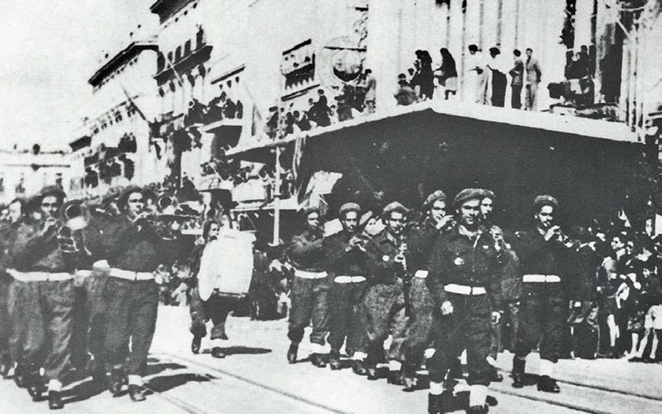 9.11.1944. Η ΙΙΙ Ορεινή Ταξιαρχία, η λεγόμενη ελληνική Ταξιαρχία του Ρίμινι, επιστρέφει νικήτρια από το μέτωπο της Ιταλίας και παρελαύνει στην Αθήνα.