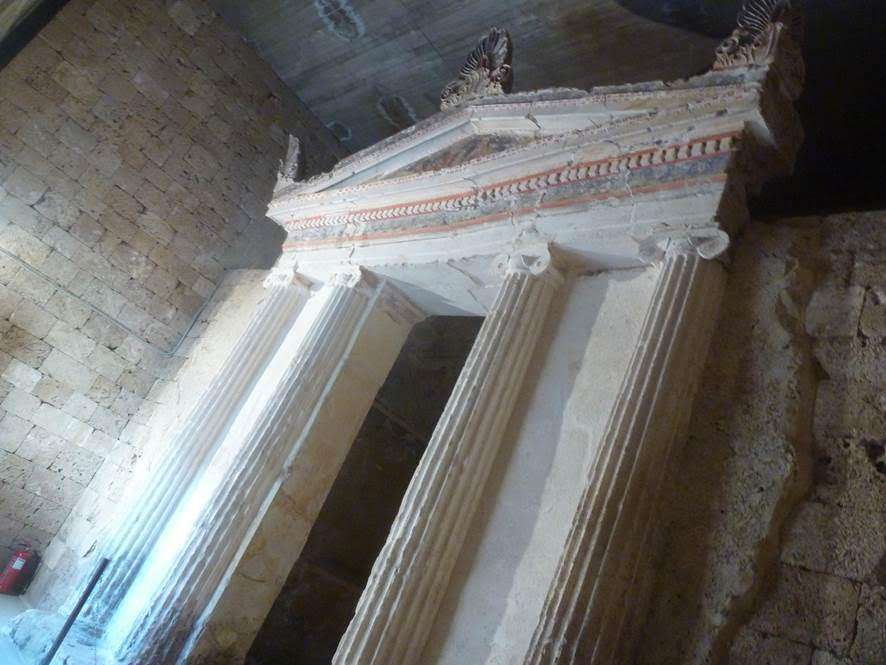 Ο τάφος των Ανθεμίων. Ανακαλύφθηκε το 1971, είναι διθάλαμος με ιωνική πρόσοψη από τέσσερις ημικίονες που στηρίζουν το θριγκό (το τμήμα του ναού επάνω από τους κίονες) και το αέτωμα.