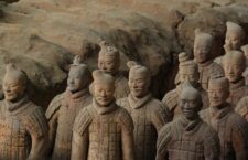 Η θέση των διανοουμένων ομάδων στην Κίνα «καθορίστηκε» ιστορικά από τις πραχτικές μορφές δράσης που πήρε η υλική οργάνωση τής κουλτούρας. Το πρώτο στοιχείο αυτού του είδους είναι το «ιδεογραφικό» σύστημα γραφής.