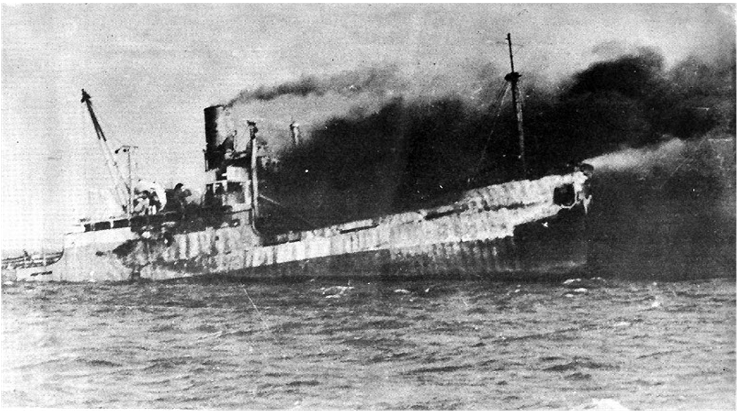 Το πλοίο ανεφοδιασμού της Ταξιαρχίας 2506, Χιούστον, παραδομένο στις φλόγες
