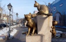 Γλυπτό από 12 επιχρυσωμένες γάτες στην πλατεία της πόλης Τιουμέν, στην Σιβηρία, έργο της γλύπτριας Marina Alchibaevoy, ειναι αφιερωμένο στην σωτηρία της πόλης του Λένινγκραντ και της γύρω περιοχής από τα τρωκτικά, κατά τον Β’ παγκόσμιο πόλεμο.