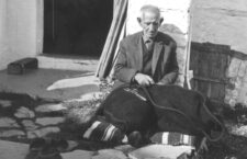 O παραδοσιακός ράφτης (τερζής) Δημήτριος Γ. Σιώμος από τη Φούρκα της Ηπείρου. 1975.