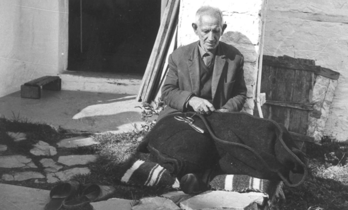 O παραδοσιακός ράφτης (τερζής) Δημήτριος Γ. Σιώμος από τη Φούρκα της Ηπείρου. 1975.