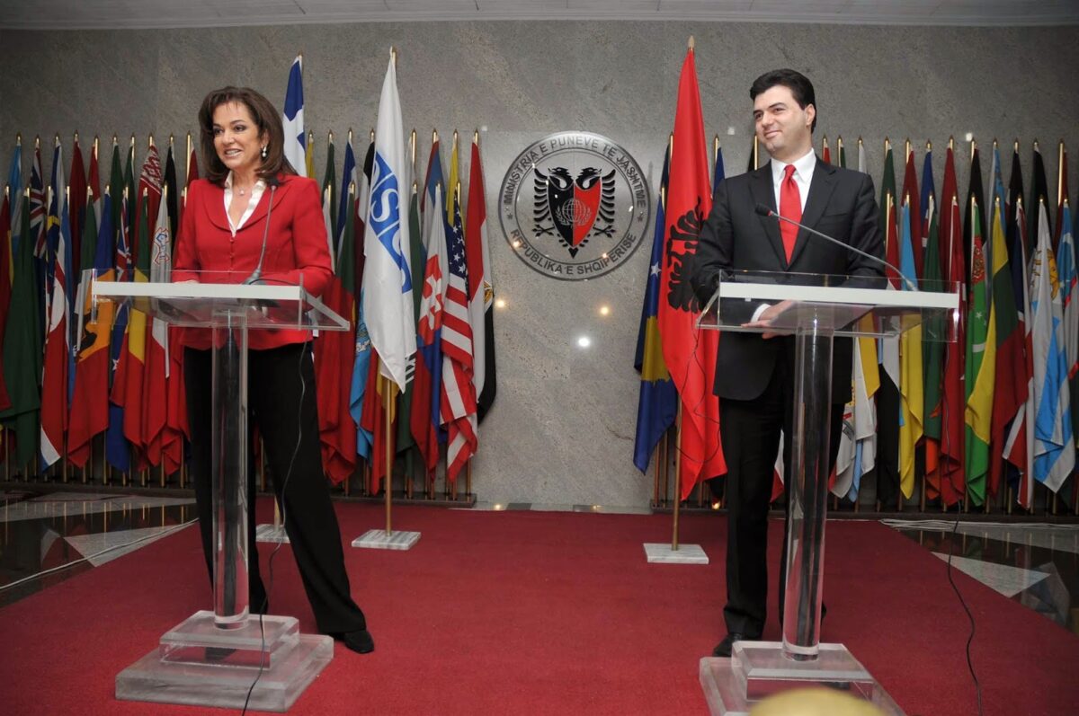 Φωτογραφία από την υπογραφή της συμφωνία Ελλάδας – Αλβανίας για την ΑΟΖ (2009) που δεν εφαρμόστηκε ποτέ