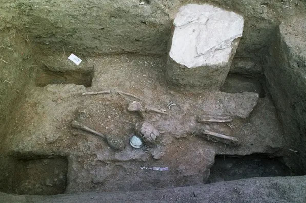 Στο ανατολικό νεκροταφείο, το οποίο καταλαμβάνει χώρο περίπου 120 στρεμμάτων, έχουν αποκαλυφθεί σχεδόν 300 πυκνά τοποθετημένοι τάφοι από την Αρχαϊκή ώς την Ελληνιστική εποχή.