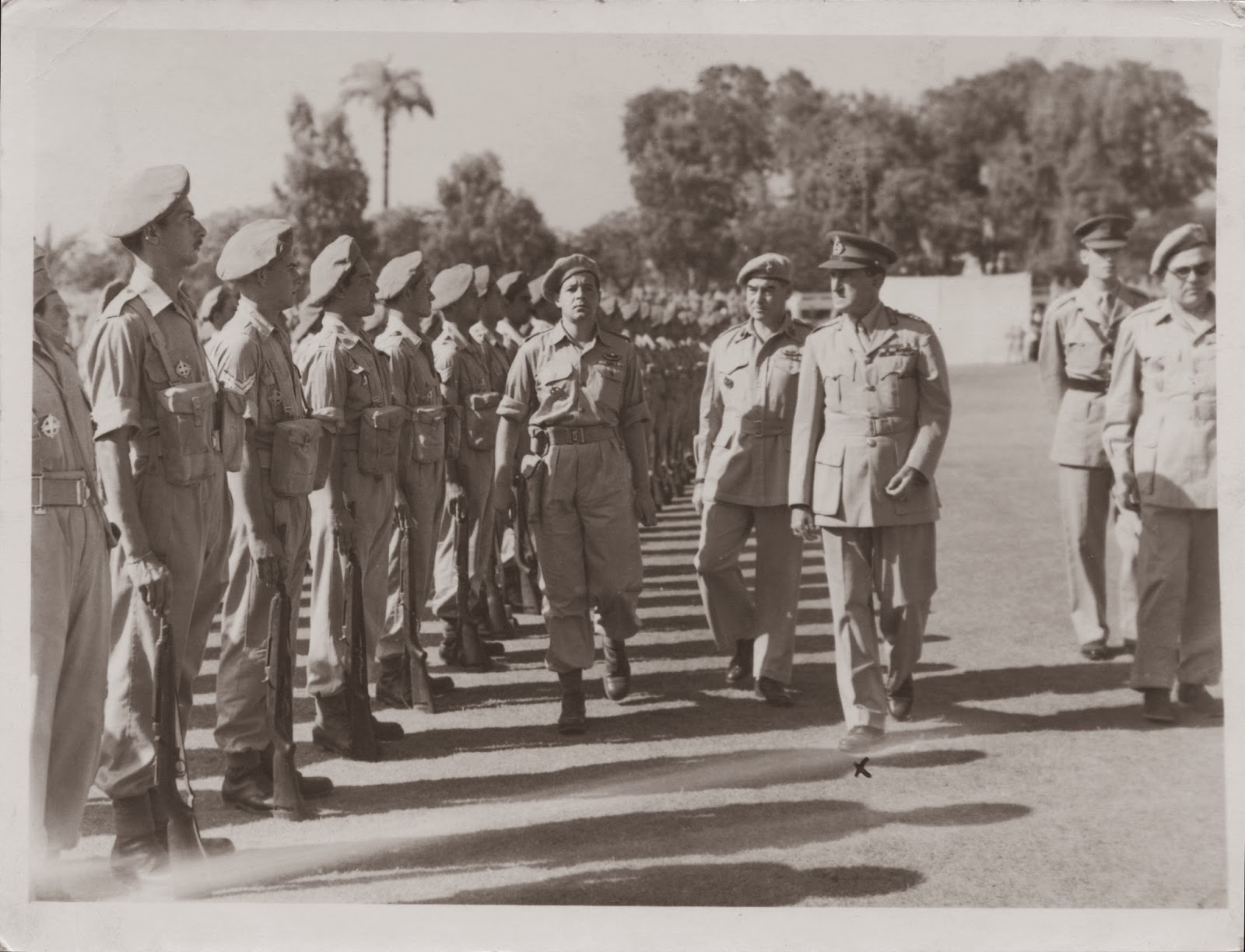 Επιθεώρηση τμήματος του Ιερού Λόχου από τον διοικητή των συμμαχικών δυνάμεων Μέσης Ανατολής κατά την τελετή αποχώρησης της μονάδας από την Μέση Ανατολή, με τη λήξη των επιχειρήσεων. Δεξιά στη φωτογραφία ο διοικητής του Ιερού Λόχου, Σχης Χρ. Τσιγάντες