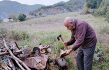 «Είχαμαν τα ξυλοπόδαρα για να μη μας μπαίνουν οι κολλητσίδες στα ποδάρια, όταν περπάταγαμαν στα χωράφια. Είναι κι αγκάθια πολλά στα χωράφια, ξέρ’ς… Αυτά τα ξυλοπόδαρα τά ’φκιαναμαν μαναχά μας εμείς τα παιδιά. Έπρεπε να βρούμε καλό ξύλο, βασταερό (ανθεκτικό), ό,τι ξύλο: πλατάνι, φιλίκι, κουμαριά…».