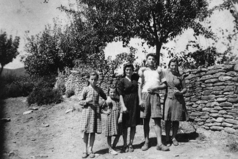 «Όταν ήμαν μ’κρή, δεν είχαμαν παπούτσια, ούτι ιγώ ούτι οι αδιρφάδις μ’… Κι αφού δεν πήγαμαν σκουλειό (δεν πήγαν καν στο δημοτικό), πάαιναμαν στα γίδια απού 9 χρουνών…»