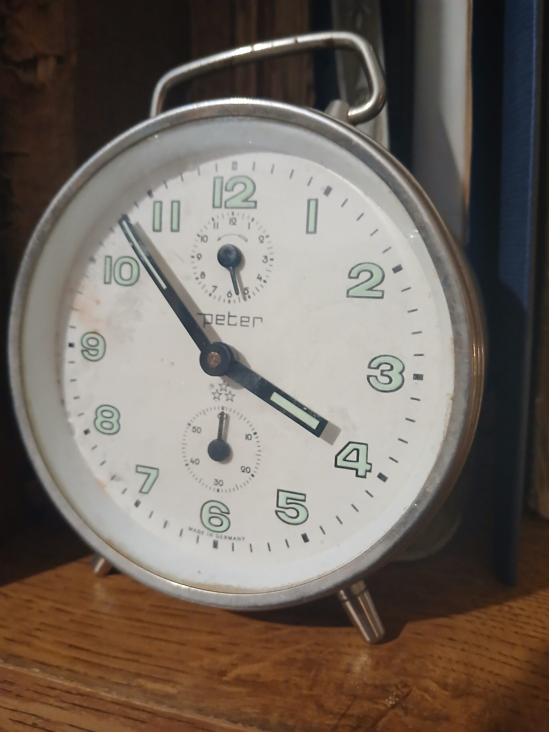 «Έφ’γα απ’ του χουριό, απ’ τα γίδια, κι πήγα στου στρατό… Δεν ήξιρα απού ρουλόι…, ήμαν τζιουπάνους… Τρεις μήνις πήγα στου σκολειό, γιατί πιάσ’κι (ξεκίνησε) ου πόλιμους τότι που ’μαν στ’ν πρώτη τάξη κι δε ματαπήγα… Οι άλλοι οι φαντάροι είχαν ρουλόια, ιγώ ούτι είχα, ούτι ήξιρα τι ήταν του ρουλόι… Έπριπι να σηκώσου τουν άλλου του θαλαμουφύλακα για να κοιμηθού κι δεν ήξιρα τ’ν ώρα…».