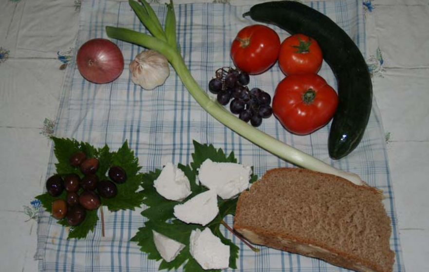 Τα παλιά χρόνια, οι άνθρωποι έτρωγαν «ό,τι έβγαζε το σπίτι τους», δηλ. ό,τι παρήγαν οι ίδιοι. Γαλακτοκομικά, αυγά, λαχανικά και φρούτα, όσπρια, αλεύρι, ελάχιστο ελαιόλαδο και σπανιότατα κρέας, αυτές ήταν οι πρώτες ύλες για το καθημερινό φαγητό τους.