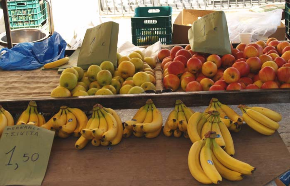 «Δάγκουσα τ’ μπανάνα μαζί μ’ τ’ φλούδα! Τ’ ματσιούλ’σα (μάσησα). Έφ’γι του φαΐ (ψίχα) απ’ τ’ μπανάνα κι έμ’νι η φλούδα στου στόμα, αλλά μο’ ‘ρχουνταν ντρουπή να τ’ φτύσου! Πήρα απόφαση κι τ’ν κατάπια τ’ φλούδα ακέρια (ολόκληρη), αλλά μ’ πιτάχ’καν τα μάτια»!