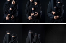 Έργο της Boushra Almutawakel (φωτογράφος από την Υεμένη) που φωτογράφισε τον εαυτό και την κόρη της να εξαφανίζονται, σταδιακά, κάτω από πολλές στρώσεις μαύρου υφάσματος.