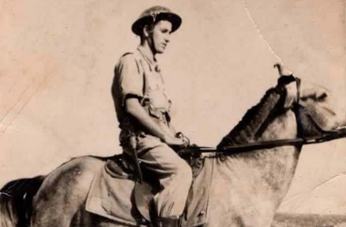 Η στρατιωτική θητεία είναι αναμφισβήτητα μια κομβική περίοδος στη ζωή των ανδρών. Για πολλούς σημαίνει μια αυτονόητη υποχρέωση και την οριστική μετάβαση στον κόσμο των ενηλίκων, για κάποιους αποτελεί ευκαιρία να δοκιμάσουν τις ψυχοσωματικές αντοχές τους, για ορισμένους είναι χάσιμο χρόνου, για άλλους πηγή άγχους ή και πανικού…