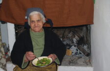 Η αυτάρκεια και η ολιγάρκεια είναι αυτονόητα στοιχεία για την καθημερινή διατροφή των  ηλικιωμένων Ηπειρωτών. Λίγα μαρουλάκια απ' τον κήπο, ελάχιστο λάδι και μερικές ελιές δεν είναι απλώς μια σαλάτα, αλλά ένα πλήρες γεύμα!