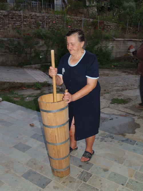 Παραγωγή ξινόγαλου και βούτυρου στο παραδοσιακό καδί.