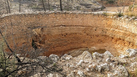 Εικόνα 4  Ερείπια υπόσκαφης θολωτής χιοναποθήκης κοντά στην Μπενειξάμα της  Βαλένθια στην Ισπανία. (Πηγή: wikicommons)