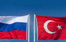 Μια από τις μείζονες επιπτώσεις του Πρώτου Παγκοσμίου Πολέμου ήταν και η αποδιάρθρωση των αυτοκρατοριών. Εξέλιξη που αντικατοπτρίζεται στην αρχή της «αυτοδιάθεσης των λαών», η οποία περιλαμβάνεται στα 14 σημεία του τότε Αμερικανού προέδρου Χάρολντ Γουΐλσον. Θέσεις με τις οποίες ο Βλαδίμηρος Λένιν αισθάνθηκε την ανάγκη να αναμετρηθεί με τις δικές του θέσεις περί «εθνικής αυτοδιάθεσης».